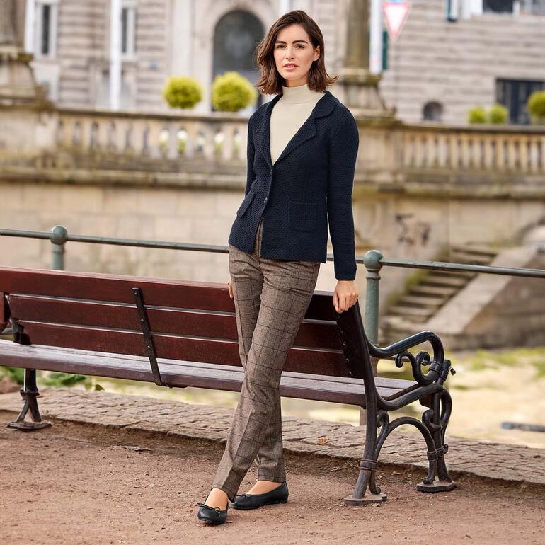 Blazer en tricot brickwork Carbery Femme en blazer assise sur un banc dans la ville.