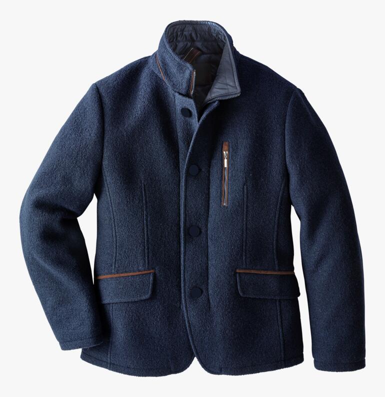 Veste en feutre de laine bleu foncé portée ouverte.