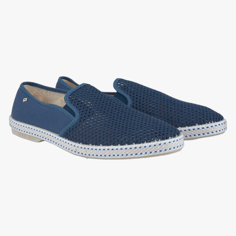 Slippers d'été Rivieras bleu marine, paire sur fond blanc.