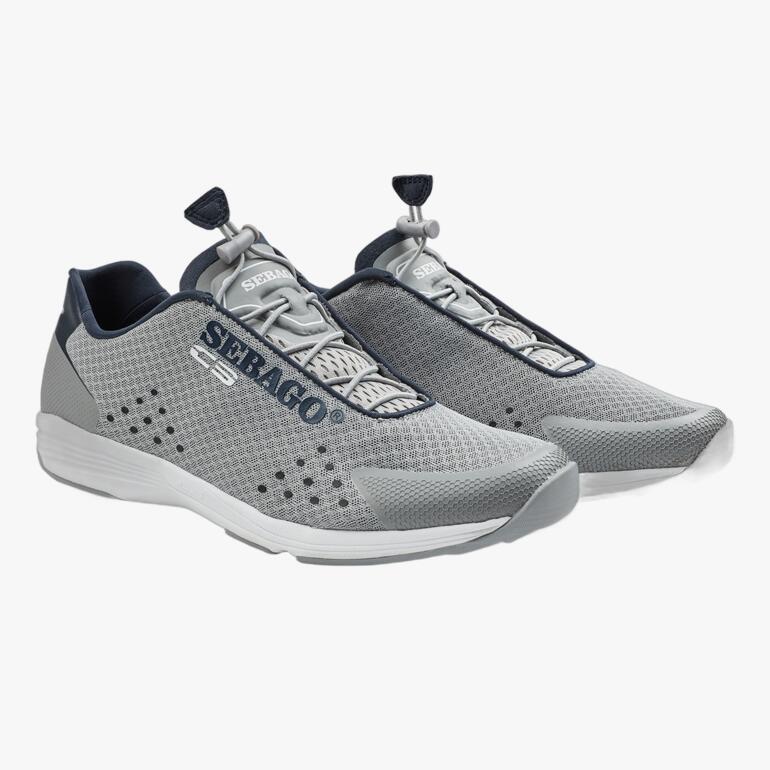 Deux baskets aquatiques pour hommes Sebago grises côte à côte.