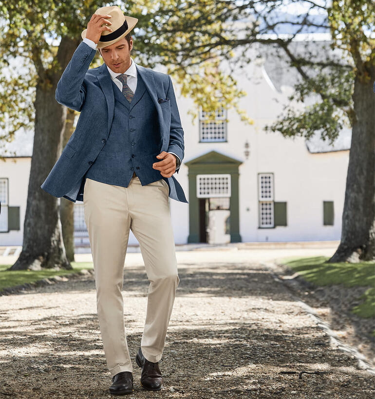 Cravate Paisley alpi Homme avec chapeau en costume élégant et cravate paisley sur un chemin.