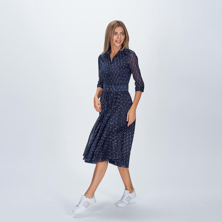 Robe à pois Samantha Sung Robe à pois pour femme en bleu marine, marchant joyeusement
