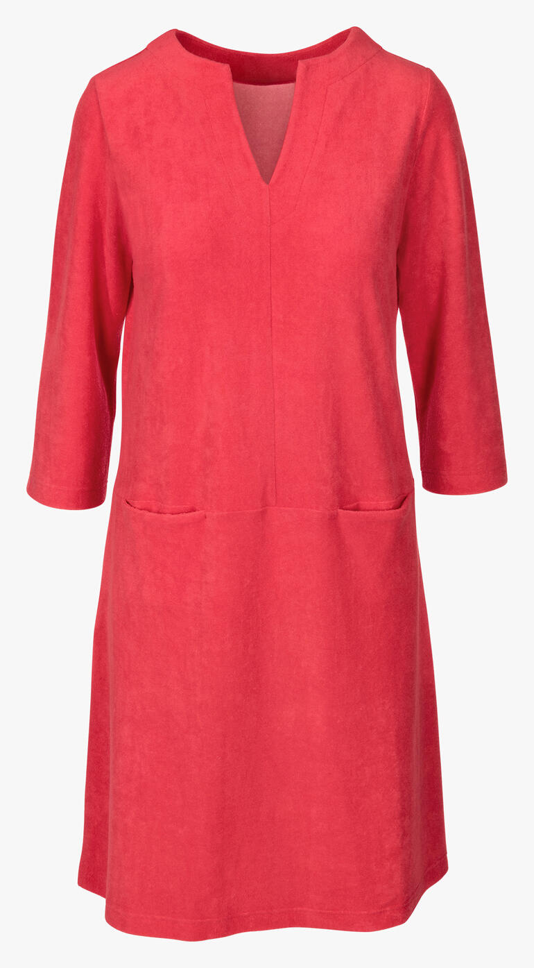 Robe de détente en éponge rouge sur fond blanc.
