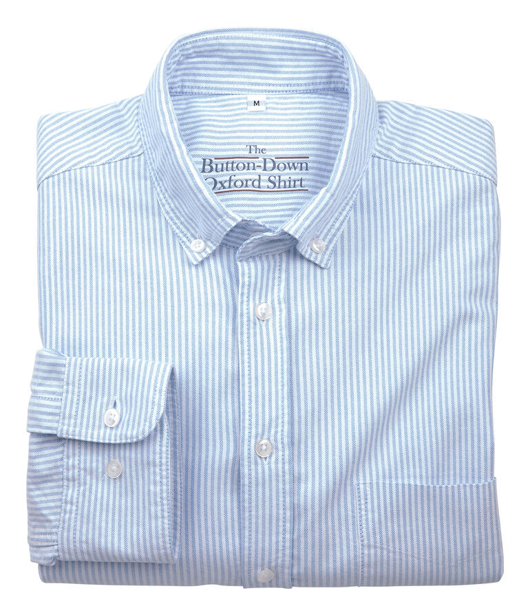 Chemise à rayures bleu clair et blanche, pliée, avec un col à boutons.