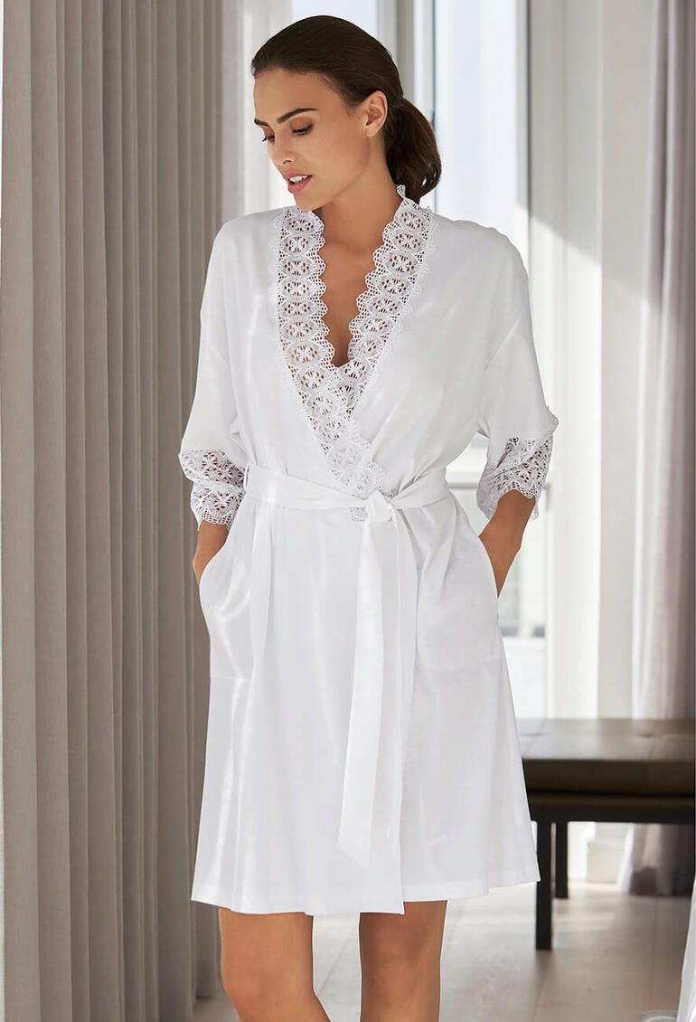 Femme dans un kimono en dentelle blanche avec ceinture