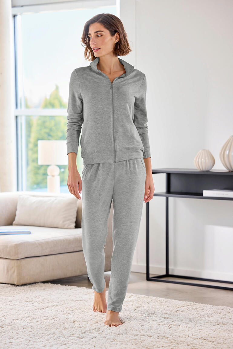 Femme en ensemble modal gris dans le salon.