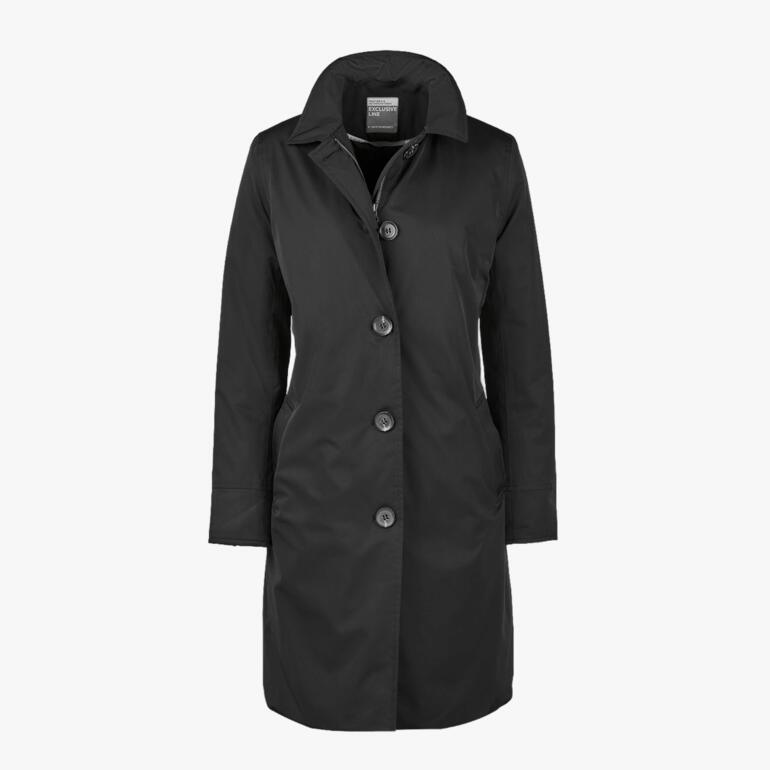 Manteau de voyage noir sur fond blanc
