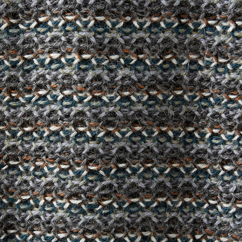Gros plan d'un pull en alpaga 7 couleurs gris avec motif structuré.