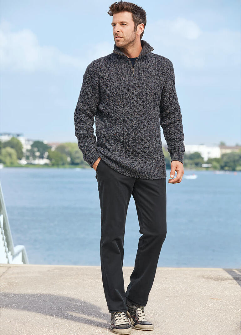 Sneaker Lagoon Yellow Cab Homme dans un pull Aran gris au bord de l'eau.