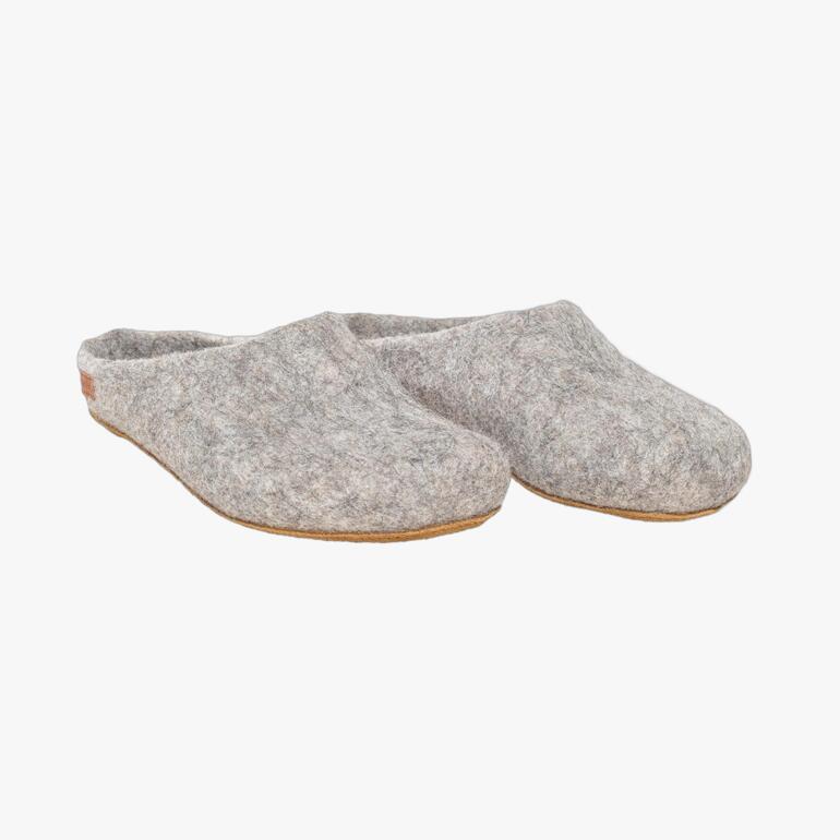 Deux chaussons en alpaga Magicfelt gris côte à côte