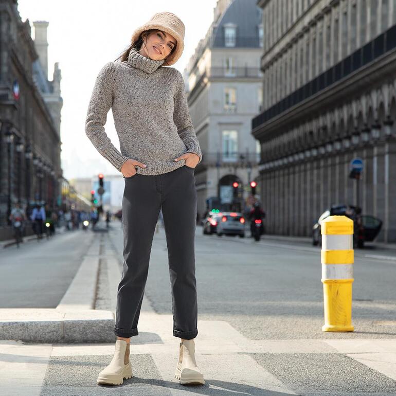 Bottines chunky-chelsea Werner Femme en pull gris et chapeau bucket dans la rue.
