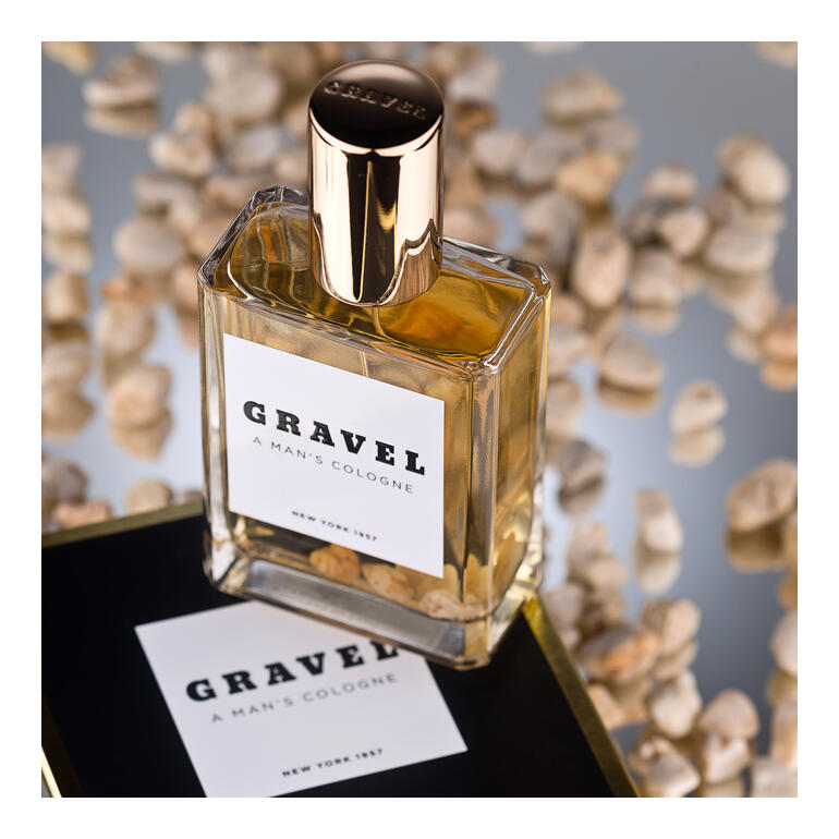 Spray Eau de Parfum Gravel dans une bouteille transparente avec bouchon doré