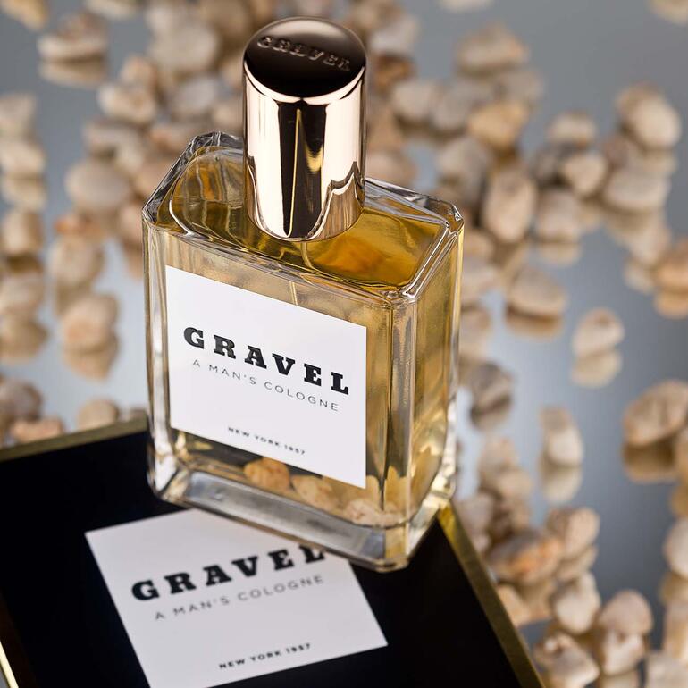 Eau de Parfum Gravel Spray, 100 ml Gravel Eau de Parfum Spray, 100 ml, à côté de pierres sur une table réfléchissante.