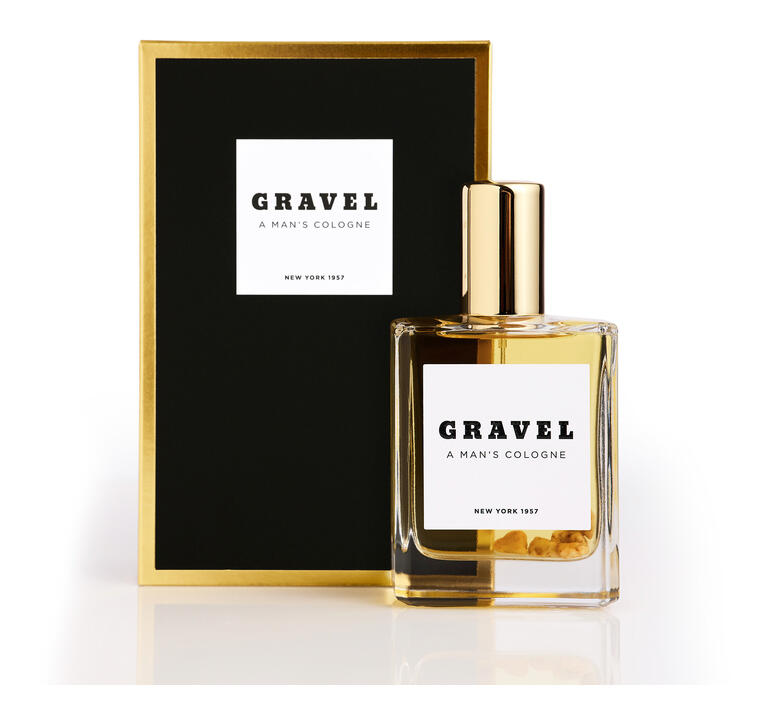 Spray Eau de Parfum Gravel à côté de l'emballage noir