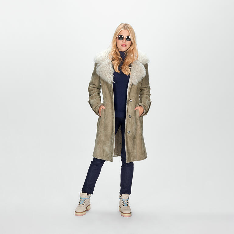 Manteau en peau d’agneau rétro Wunderfell Femme dans un manteau en peau de mouton olive avec un col léger