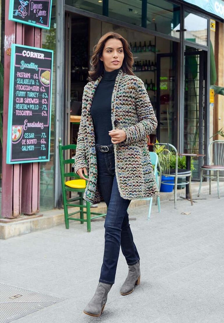 Cardigan long multicolore tricoté main Kero Design Femme dans un long cardigan multicolore tricoté à la main dans la rue