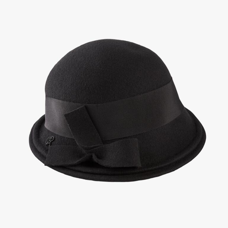 Chapeau cloche en feutre noir avec un ruban satiné et un nœud.