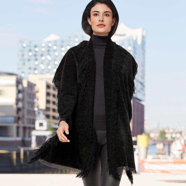 Foulard chenille Abstract Écharpe en chenille noire portée par une femme avec un chapeau dans un environnement urbain
