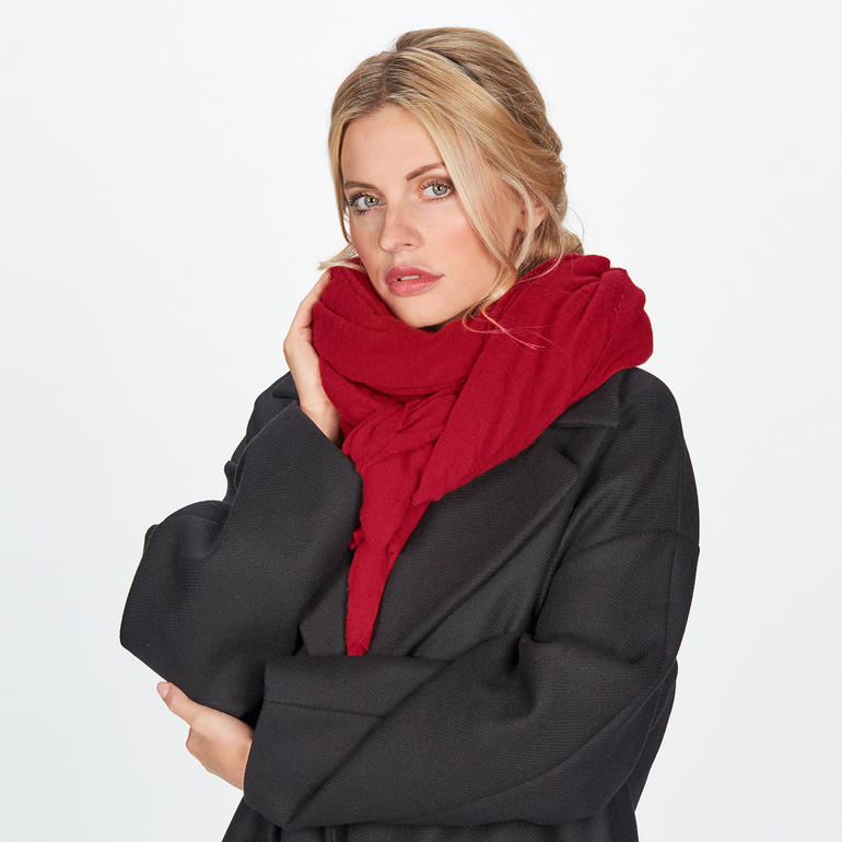 Foulard cachemire Pin 1876 Écharpe en cachemire rouge autour du cou d'une femme portant un manteau noir