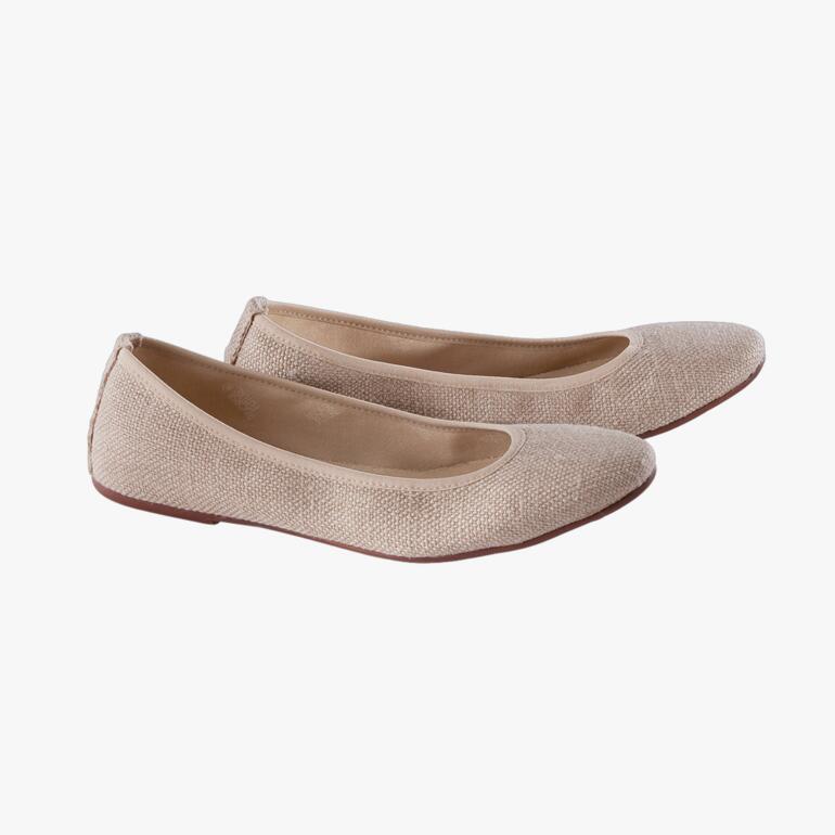 Deux ballerines en chanvre beige clair sur un fond blanc