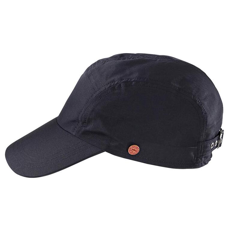 Casquette noire, vue latérale sur un fond simple.