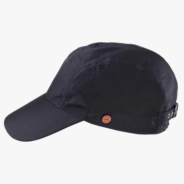 Casquette noire, vue latérale sur un fond simple.
