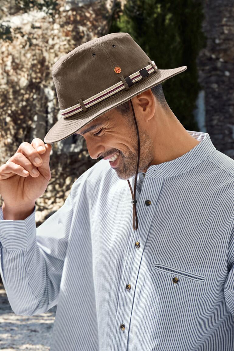 Kaki Homme portant un chapeau Mayser Traveller et riant
