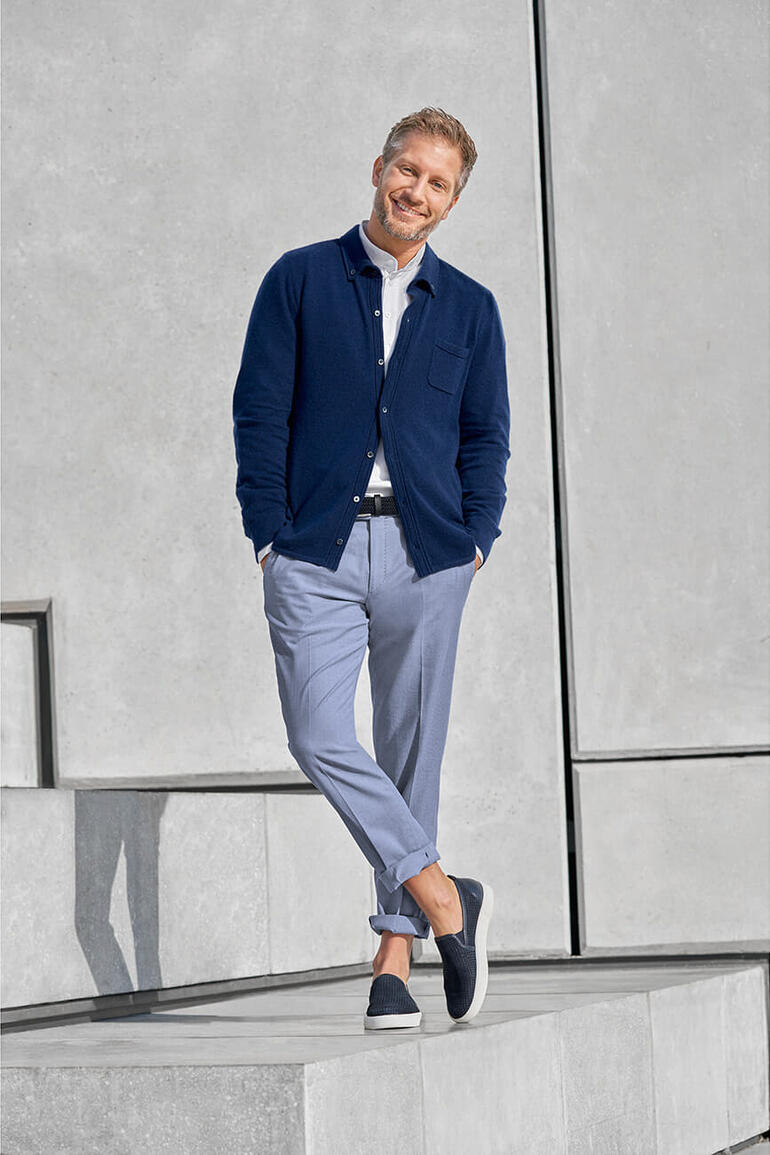 Pantalon Oxford Hiltl Homme en chemise en tricot fin bleu marine avec poche debout sur les marches