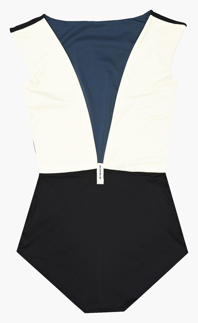 Vue arrière d'une maillot de bain réversible en bleu, noir et blanc.