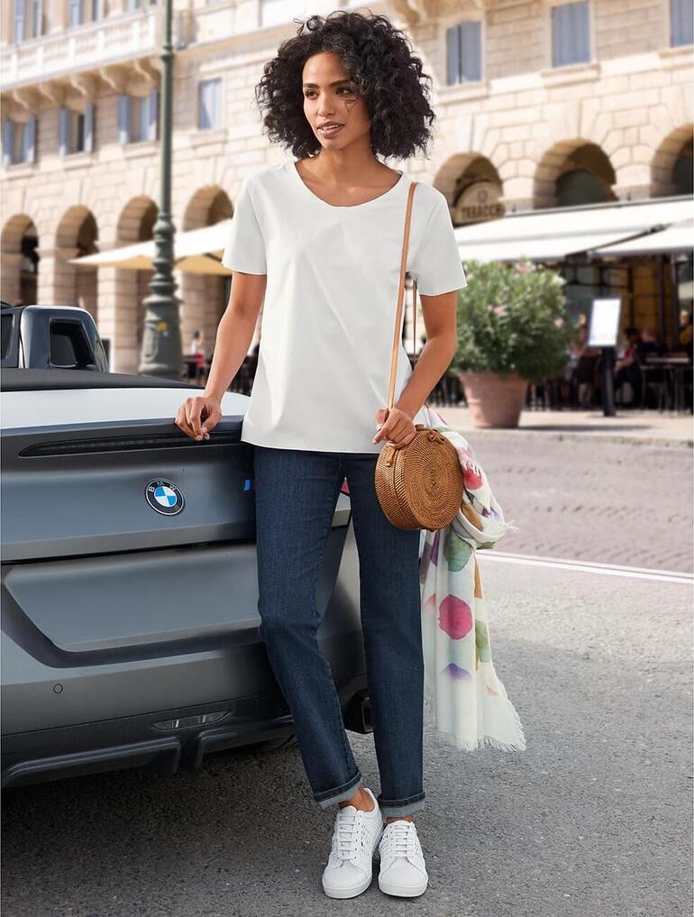 Shirt basique Silk Sisters Femme en haut blanc profitant de l'atmosphère en ville.