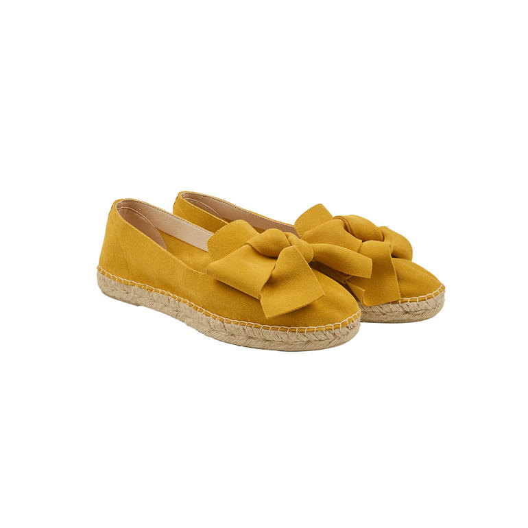 Deux espadrilles jaunes Macarena® côte à côte.