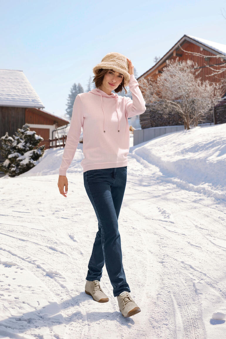 Bob Teddy Femme portant un hoodie en coton et cachemire rose dans la neige.