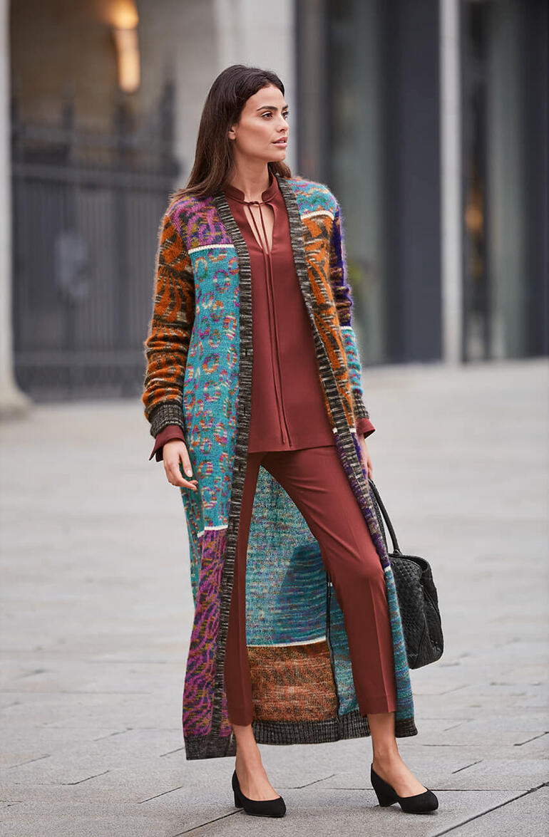 Femme portant un long manteau M Missoni en mohair coloré dans un environnement urbain.