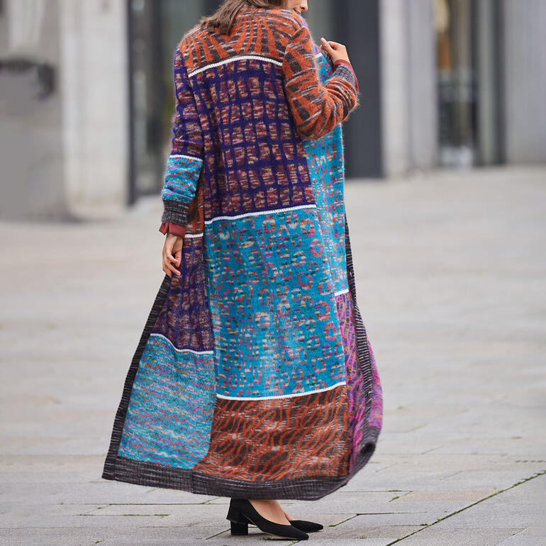 Femme de dos dans un long manteau M Missoni en mohair coloré.