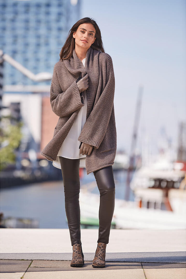 Leggings en cuir stretch Depeche Femme portant des leggings en cuir stretch Depeche avec un cardigan.