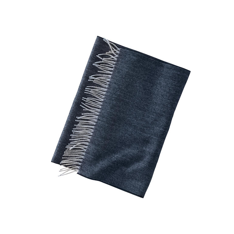 Bleu Écharpe en cachemire bleu foncé, nouée.