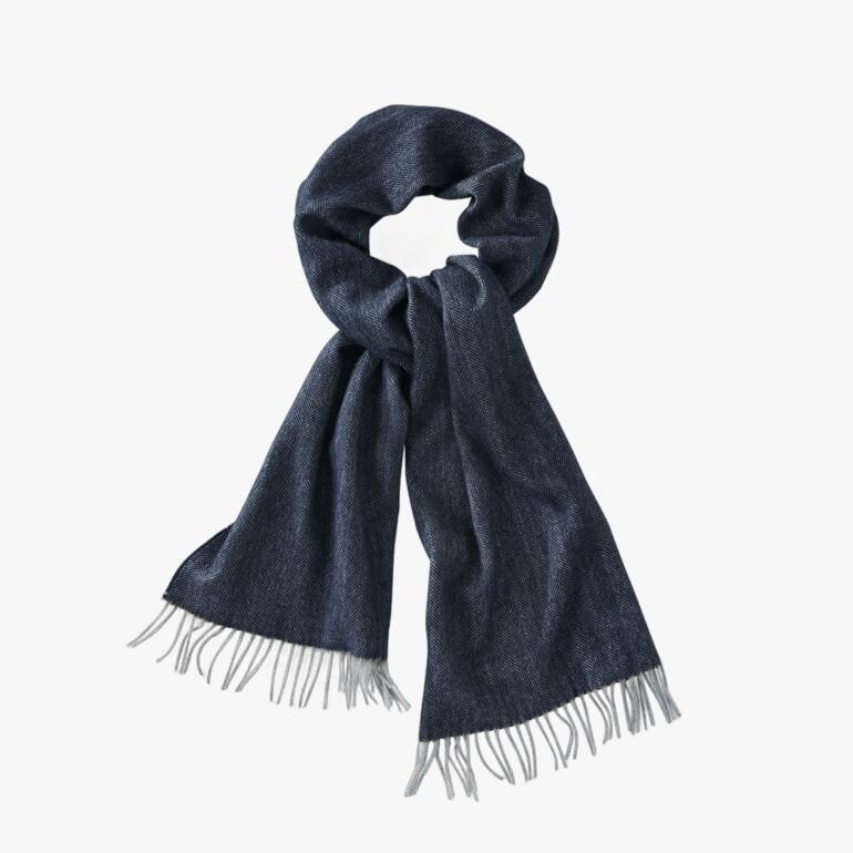 Écharpe en cachemire basique gris foncé avec des franges.
