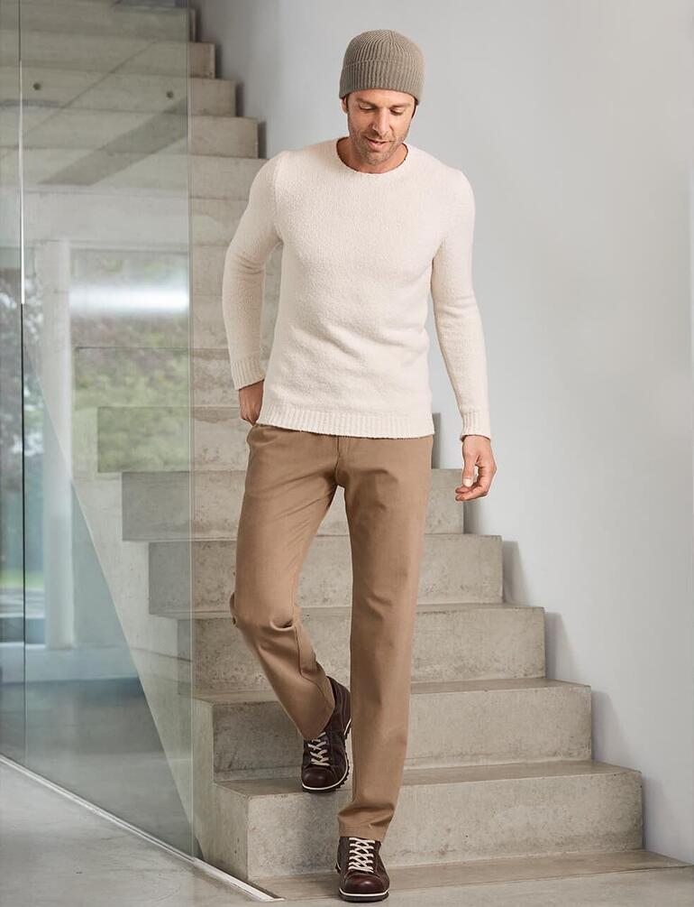 Beige Homme portant des baskets en cuir Snipe® Ripple avec un pantalon beige et un pull léger