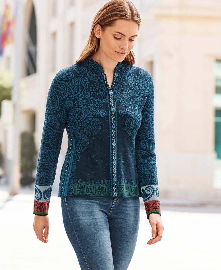 Veste jacquard Paisley Blue IVKO Femme porte une veste jacquard bleue à motif paisley en extérieur sur une rue européenne.
