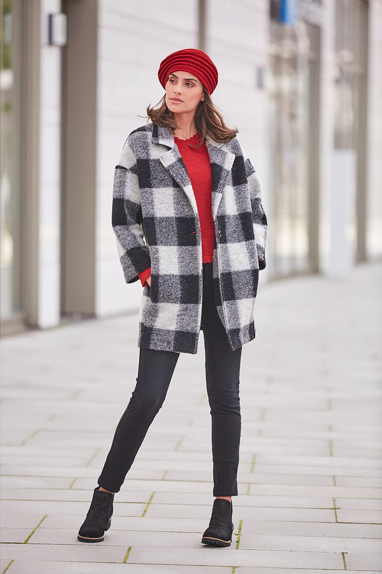 Béret à bord en rouge, porté par un mannequin.