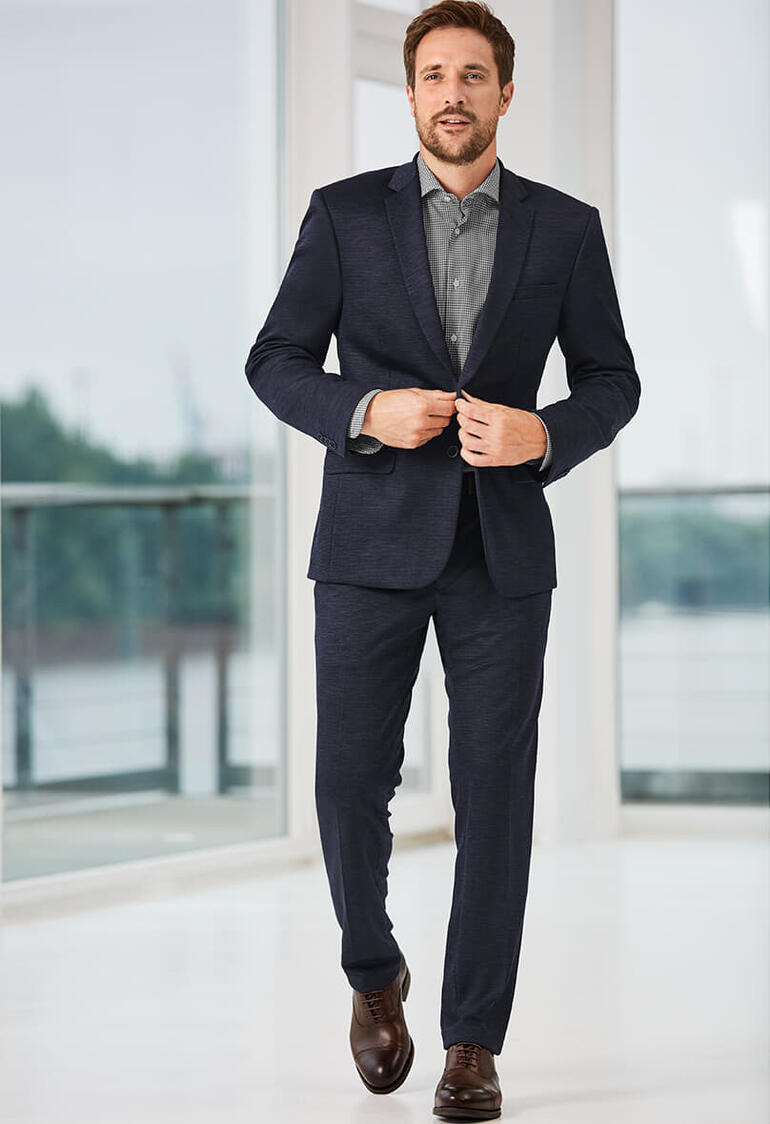 Veste ou Pantalon jersey Super 120 Veste jersey Super 120, bleu foncé, modèle marchant en costume.