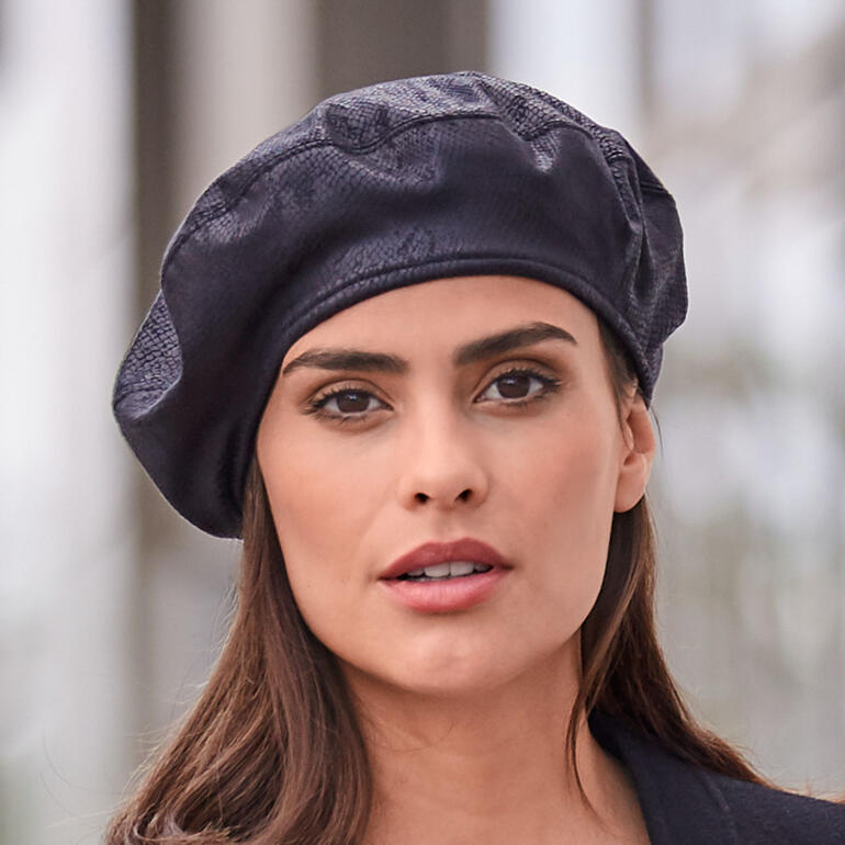 Béret réversible Mayser, noir, porté par une femme.