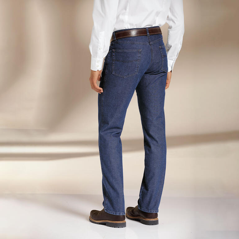 Vue arrière d'une personne portant un jean thermo à cinq poches.