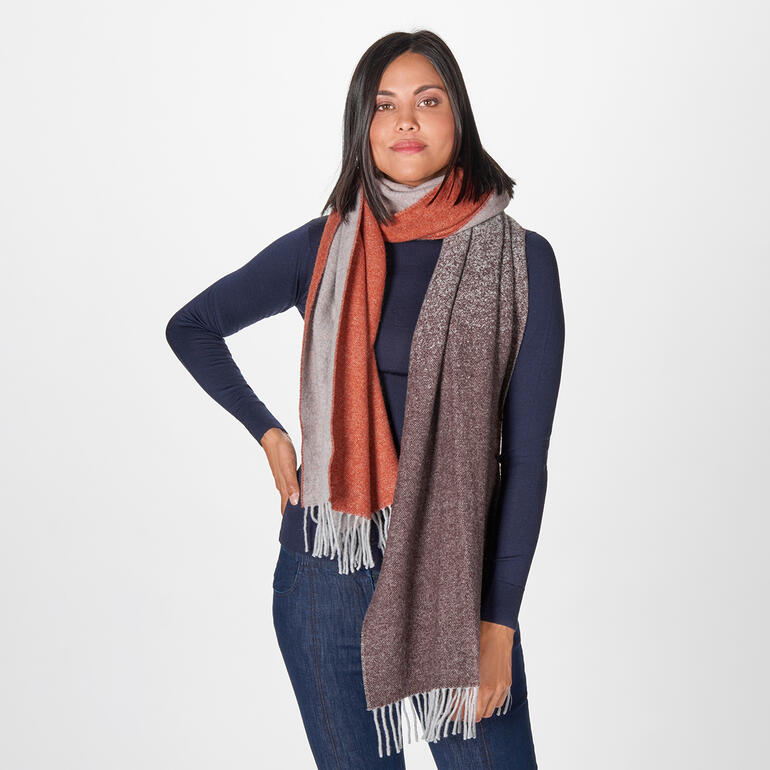 Rouge/Brun/Gris Femme portant une écharpe jacquard aux teintes rouge et gris.