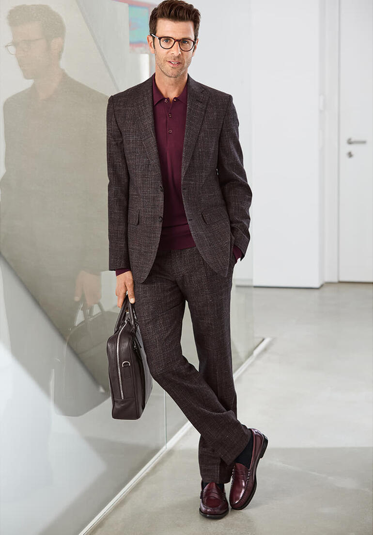 Bordeaux Homme en costume glencheck avec une chemise marron et un porte-documents noir.