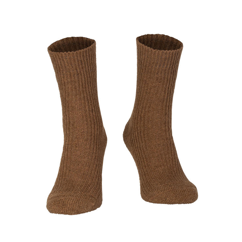 Deux chaussettes en poil de chameau côte à côte, en brun.