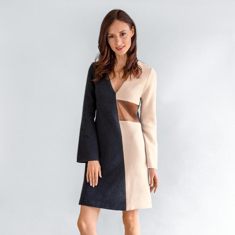 Robe d’hiver Papaya & Bamboo Femme portant une robe d'hiver multicolore avec décolleté en V.