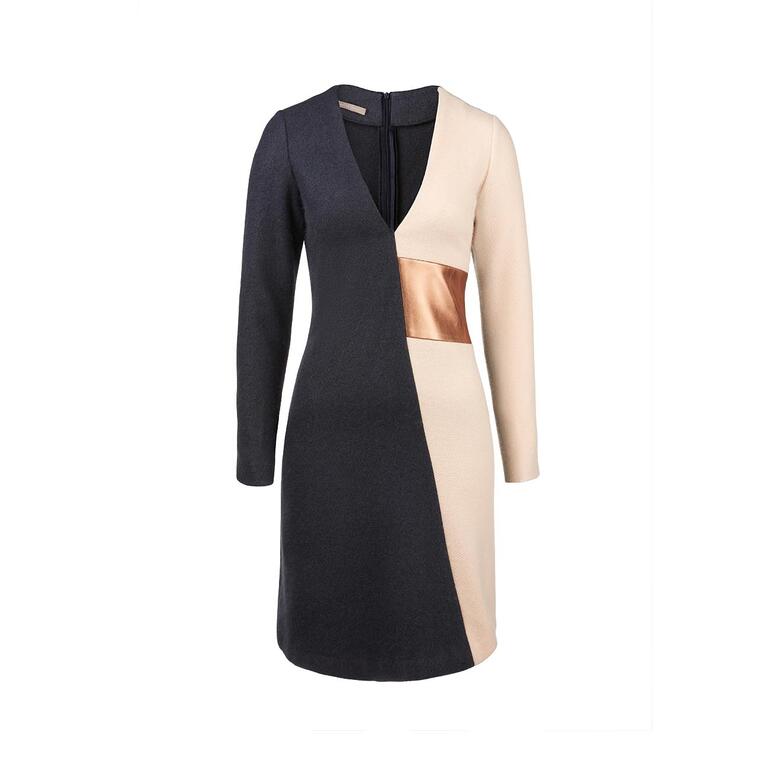 Robe d'hiver multicolore avec décolleté en V sur fond blanc.