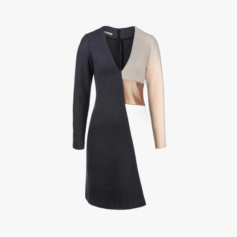 Robe d'hiver multicolore avec décolleté en V sur fond blanc.