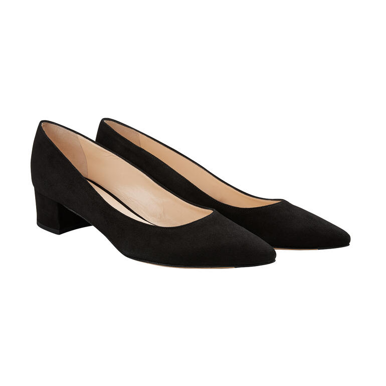 Ballerines noires de face sur fond blanc.